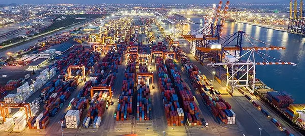 نمو لافت لقطاع التخزين والخدمات اللوجستية في 2024. ارتفاع عدد المراكز اللوجستية إلى 23 مركزًا بمساحة 34.6 مليون م²، وتصدّرت مكة المكرمة بأكبر مساحة. تجاوز عدد المستودعات المرخصة 13 ألف مستودع بمساحات تفوق 29.5 مليون م². تنفيذ أكثر من 290 مليون طلب بزيادة 27% وانخفاض متوسط التوصيل إلى 35 دقيقة. النقل البحري في الصدارة بـ331.3 مليون طن، مع نمو في التراخيص الجمركية بمختلف المنافذ 