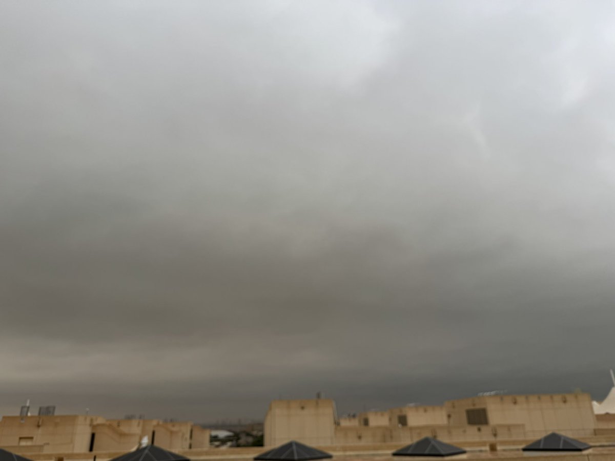 ظلام دامس من جهة القبلة 
الرياض الآن ⛈️⛈️ 😍