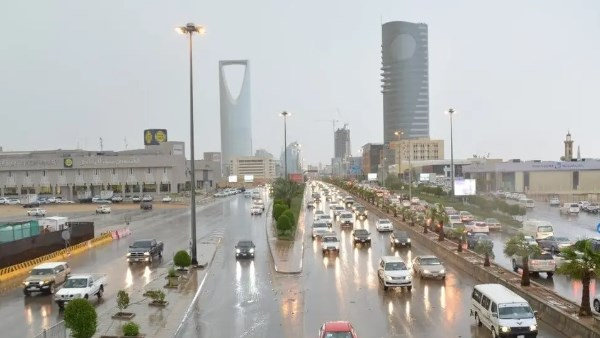 توقّع المركز الوطني للأرصاد في تقريره عن حالة الطقس هذا اليوم، استمرار هطول أمطار رعدية متوسطة إلى غزيرة تؤدي إلى جريان السيول مصحوبة بزخات من البرد، ورياح نشطة على أجزاء من مناطق: الشرقية، الرياض، القصيم، وتكون خفيفة إلى متوسطة على أجزاء من مناطق الحدود الشمالية، الجوف، حائل، وكذلك على الأجزاء الجنوبية الغربية من المملكة مع فرصة تكون الضباب على أجزاء من تلك المناطق.. وأشار المركز، إلى احتمالية تساقط الثلوج على أجزاء من مناطق: حائل، القصيم، تمتد إلى الأجزاء الشمالية من منطقة الرياض، كما تنشط الرياح السطحية المثيرة للأتربة والغبار على معظم مناطق المملكة خاصة على الأجزاء الساحلية، في حين يكون الطقس بارد إلى شديد البرودة على شمال غرب المملكة 