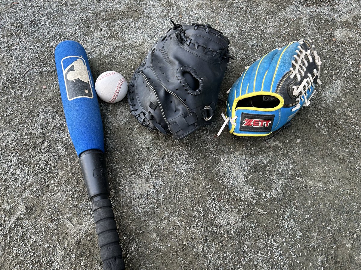 satomkt's tweet photo. 息子と野球をやる日が来るとは…キャッチャーミット買っちゃうよね。 https://t.co/HF3xnyh2Mx