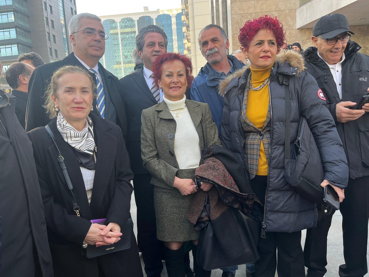 MEMUR EMEKLİSİNE VERİLMEYEN SEYYANEN ÖDEME İÇİN HUKUK MÜCADELESİ BAŞLADI.

Emekli Yargıtay Üyesi Seyfettin Çilesiz’in açtığı davanın ilk duruşması için Ankara İdare Mahkemesi’ndeydik.

Seyfettin bey ve Av. Ali Erdem  Gündoğan; memur ile emekli memuru ayıran bu düzenlemeyi “somut