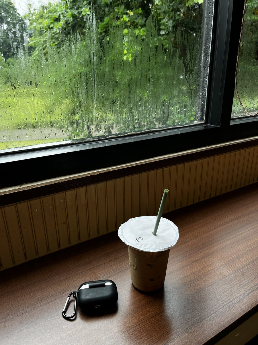 slowlifejournal's tweet photo. sad rainy walk today #LOL https://t.co/FpJGW9n5my