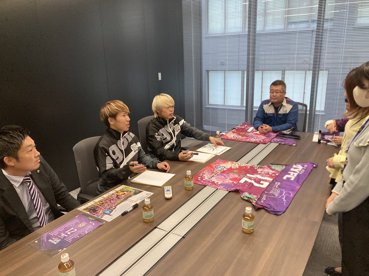 kiuchi_official's tweet photo. ちょっと遡りますが、藤枝MYFC様がシーズン終了報告で静岡本社に来社された際の様子です！
弊社内のガチめなサポ含め複数名が立ち会いました😆
直近では新監督の報道もあり次のシーズンがより楽しみですね⚽️💨

#藤枝MYFC #金子翔太 選手 #榊原杏太 選手 https://t.co/aJV06GY26F