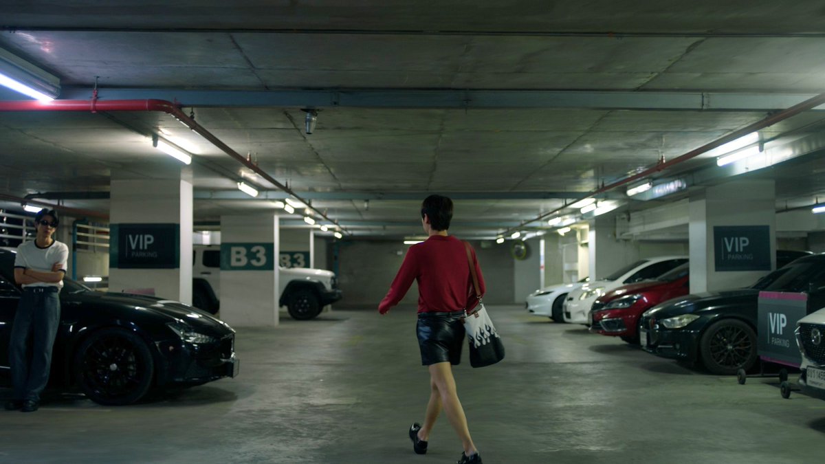 เห็นผู้ชมชอบชุดนี้กันเยอะ จริงๆ แล้วไม่ได้ฟิตติ้งเอาไว้เลยค่ะ เพราะจิระจะใส่เพียงช่วงสั้นๆ สไตลิสท์เลยหามาให้เลือกหน้างาน 
เธอก็ใส่เสื้อแดง กางเกงหนังสั้นๆ วิ่งเหวี่ยงๆ รีบๆ เข้ามาในโรงแรม จบ #BurnoutSyndromeSeriesEP4