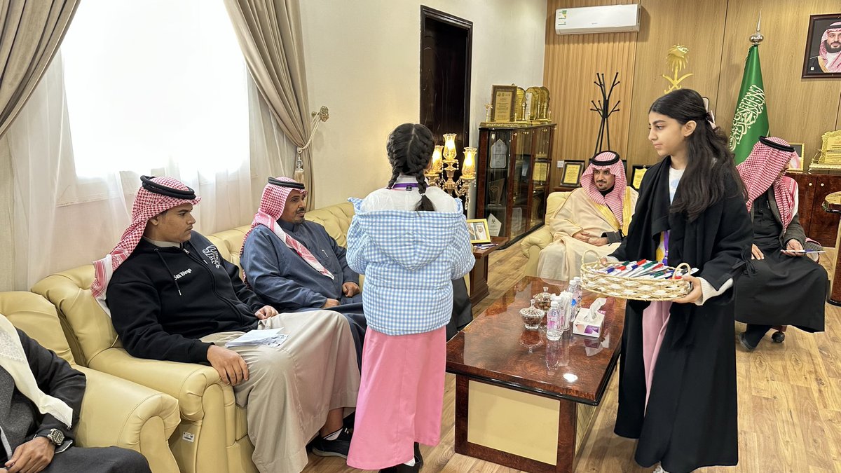 almandqmuncipa1's tweet photo. برعاية سعادة محافظ المندق الاستاذ / قاسم بن سعيد ال محسن وبحضور رئيس البلدية م/ خالد بن سعيد الغامدي  تم تفعيل #اليوم_العالمي_للغة_العربية بمشاركة طلاب وطالبات من مدارس المحافظة بنين وبنات في مشهد يعكس الاعتزاز بلغتنا العربية وتعزيز مكانتها في نفوس الأجيال.
#بلدية_محافظة_المندق 
#أمانة_منطقة_الباحة