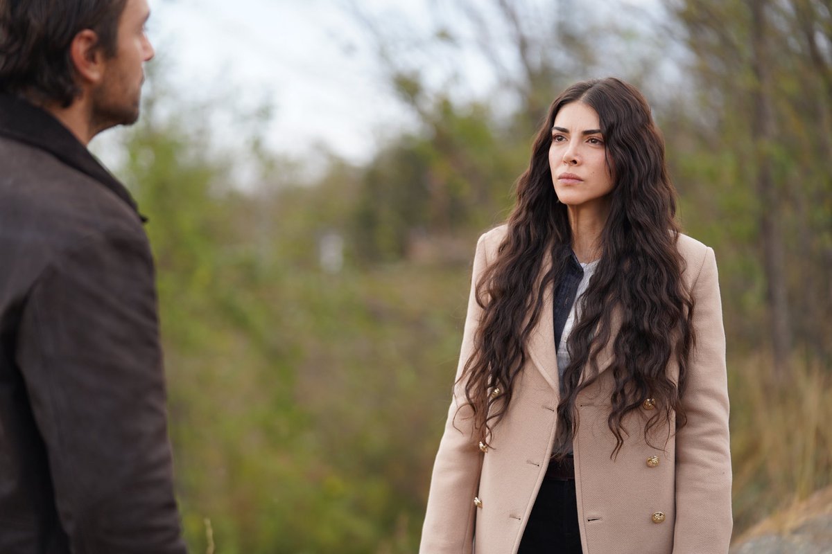 #TaşacakBuDeniz 11. Bölüm Özet ve Kareleri:

Şerif, kendisinden boşanacak olursa Ballı cinayetini mahkemede Adil’in üstüne yıkmakla Esme’yi tehdit eder. Esme bu tehdide boyun eğmemeye ve susmamaya kararlıdır.

Oruç ise konağı patlattığı için Adil’i ihbar eder ve Adil tutuklanır.