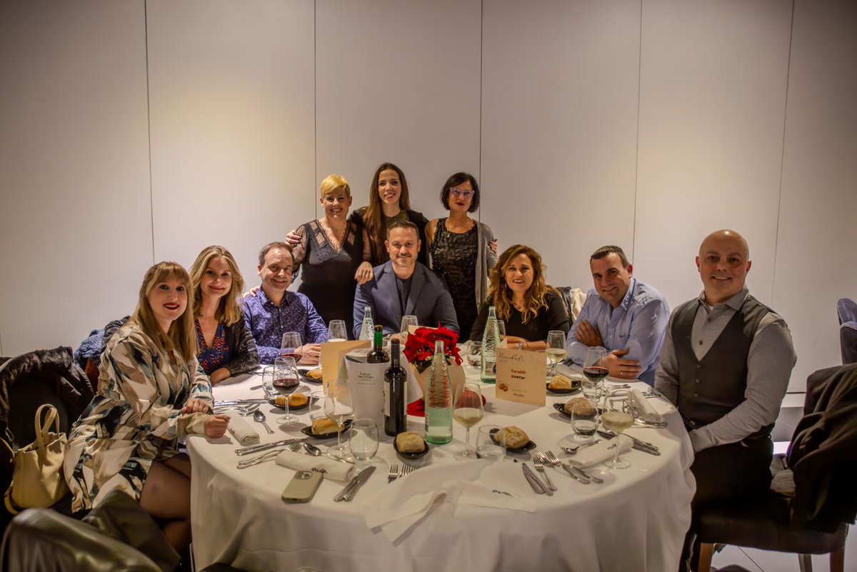 Nuestra cena de empresa fue la excusa perfecta para parar, celebrar lo conseguido y, sobre todo, disfrutar de risas, charlas y buen ambiente fuera del trabajo. Porque los proyectos salen adelante gracias a las personas. 🥂✨