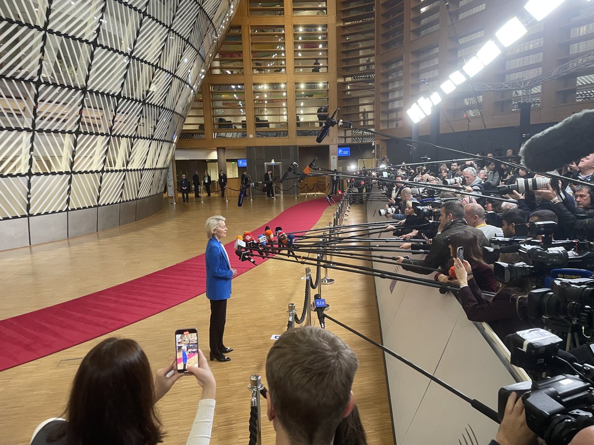 LinkAlbert's tweet image. Noch größerer Medien-Auflauf als sonst - trotz Straßenblockaden durch protestierende Landwirte rund ums Europaviertel. EU-Gipfel-Auftakt mit Ursula von der Leyen #Euco ⁦@BILD⁩