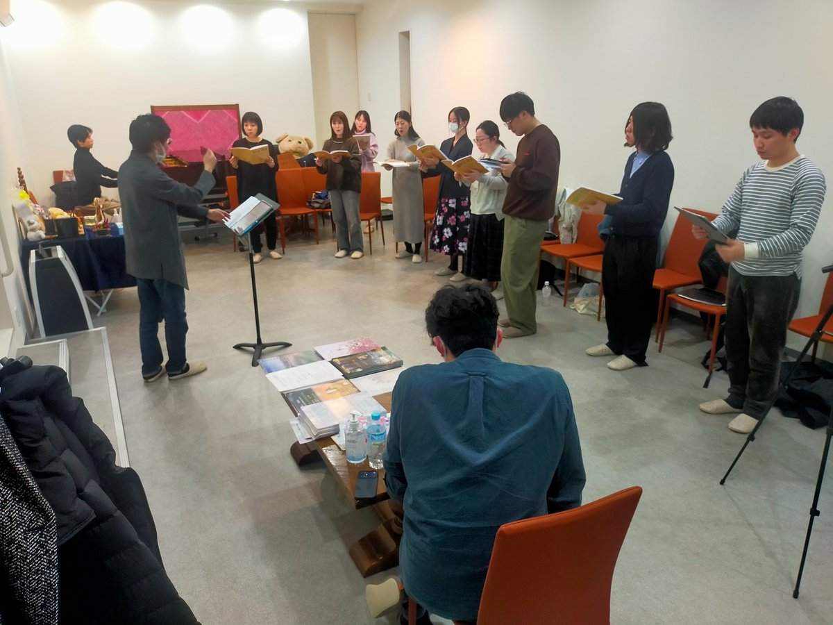 原則第2、第4水曜夜に神奈川県川崎市の登戸、新百合ヶ丘あたりで練習を通して音楽を深めています。通常練習の風景。この日は相澤直人先生と松本望先生のご指導でフォーレのレクイエムをビシビシ稽古。