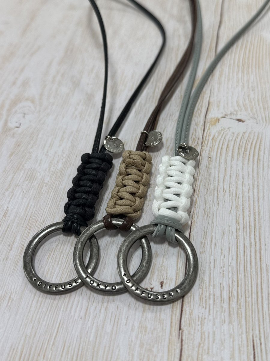 SIOJIRIpowers's tweet image. 小振りながらも、カラーアクセントとしてコーディネートできるバイカラーのネックレスタイプのグラスホルダー
52〜72cmの長さに調節可能です
大切な方への贈り物にいかがでしょうか
SG1016 / BI COLORS LEATHER GLASS HOLDER
#DIFFUSER  #メガネのシオジリ