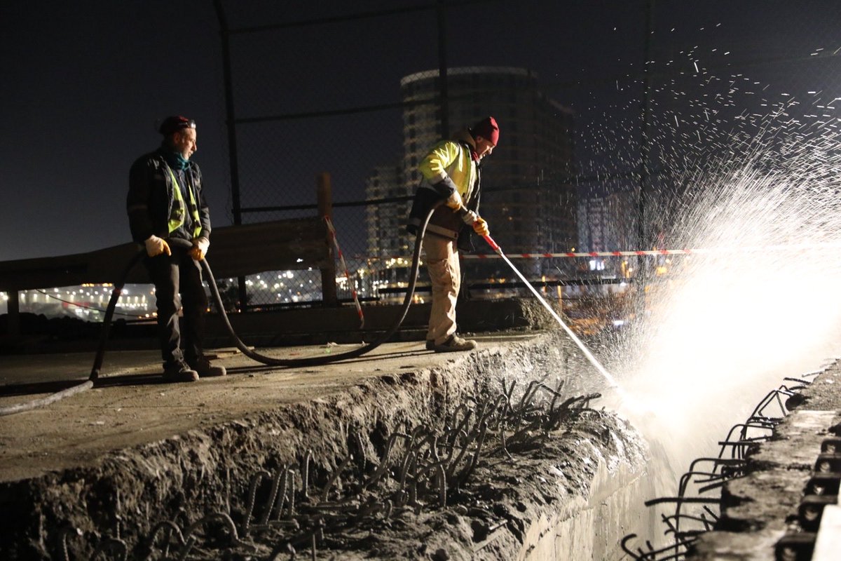 Depreme dayanıklı bir İstanbul için, en kritik detayları güçlendiriyoruz.

Köprü ve viyadüklerin güvenli hareket edebilmesini sağlayan genleşme derzlerini yeniliyoruz.
Bayrampaşa Sağmalcılar Viyadüğü’nde yapısal ömrünü tamamlayan derzleri, can ve trafik güvenliğini gözeterek gece
