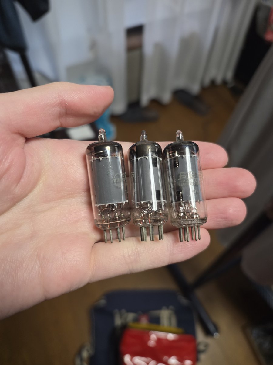 大叔父の遺品整理してたら真空管出てきて笑ってる、これオーディオ用で