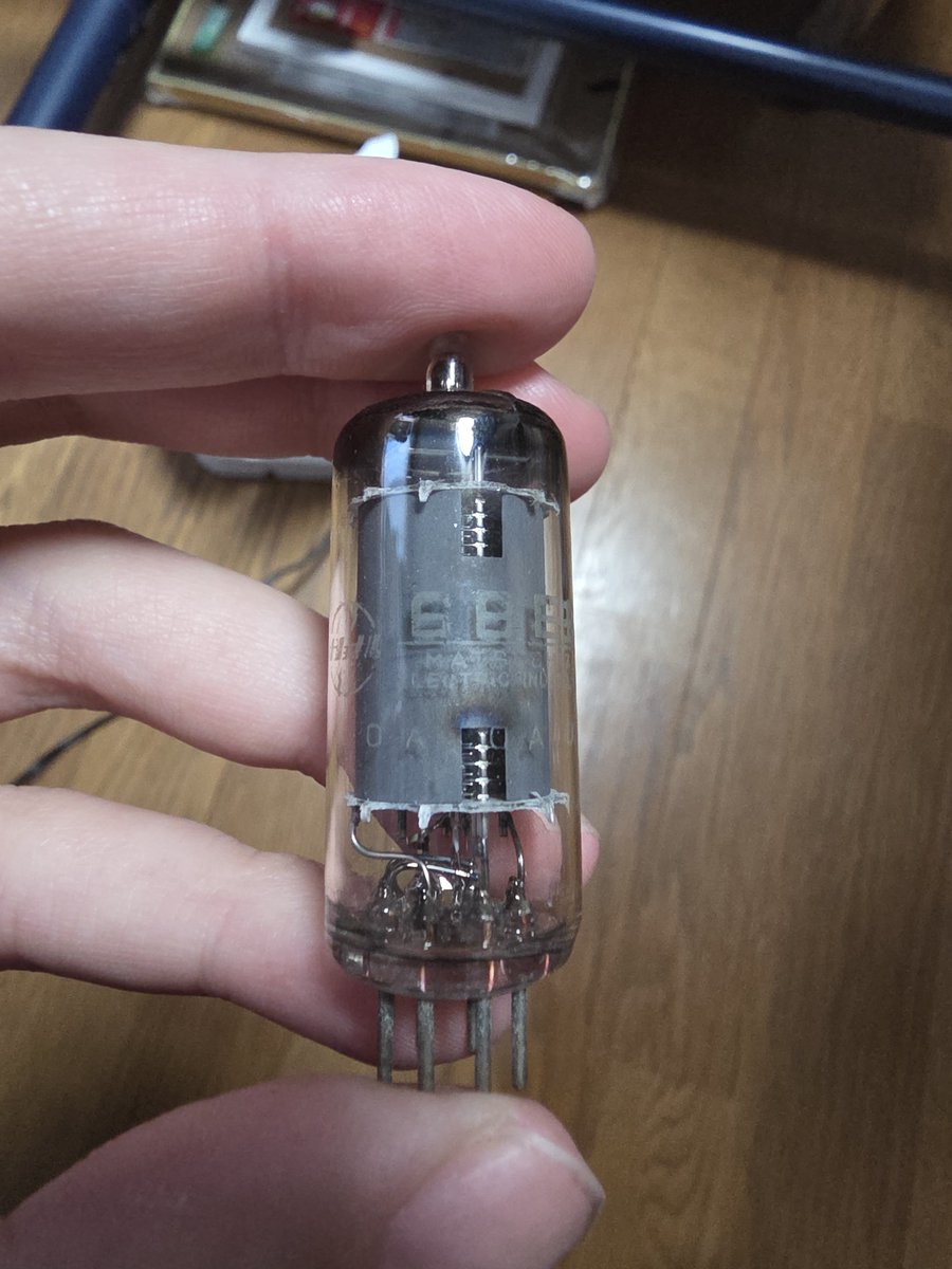 大叔父の遺品整理してたら真空管出てきて笑ってる、これオーディオ用で