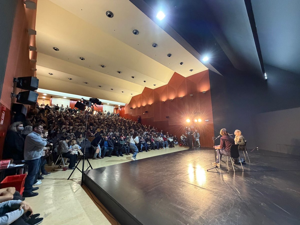 Ayer en Murcia, esto.
Y sin embargo, el libro sigue sin estar en las librerías.
Este sábado, a las 12, estaré firmando ejemplares para navidad en una librería que sí lo tiene, y a la que han atacado en Instagram por recomendarlo: el Halcón Maltés (Madrid)