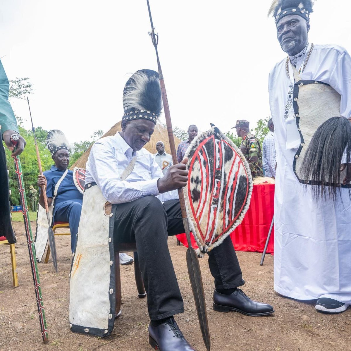 switchtvkenya's tweet image. A historic and symbolic moment as President William Ruto was crowned a Luo elder alongside ODM Party Leader Oburu Odinga during the 5th Piny Luo Festival at the iconic Thimlich Ohinga Historic Site in Migori County.

#PinyLuoFestival #PresidentRuto #LuoCulture #ThimlichOhinga