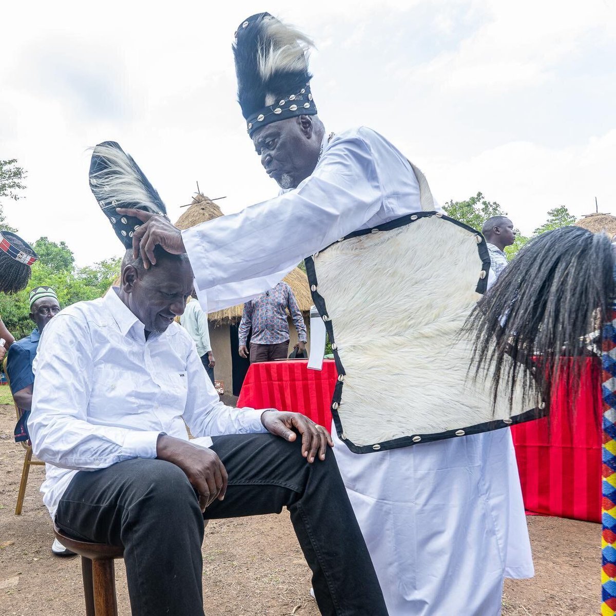 switchtvkenya's tweet image. A historic and symbolic moment as President William Ruto was crowned a Luo elder alongside ODM Party Leader Oburu Odinga during the 5th Piny Luo Festival at the iconic Thimlich Ohinga Historic Site in Migori County.

#PinyLuoFestival #PresidentRuto #LuoCulture #ThimlichOhinga