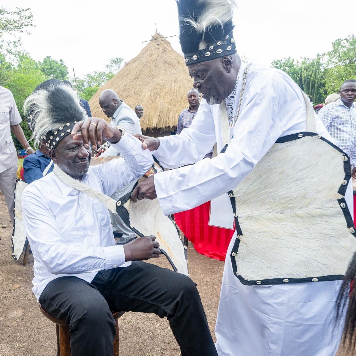 switchtvkenya's tweet image. A historic and symbolic moment as President William Ruto was crowned a Luo elder alongside ODM Party Leader Oburu Odinga during the 5th Piny Luo Festival at the iconic Thimlich Ohinga Historic Site in Migori County.

#PinyLuoFestival #PresidentRuto #LuoCulture #ThimlichOhinga