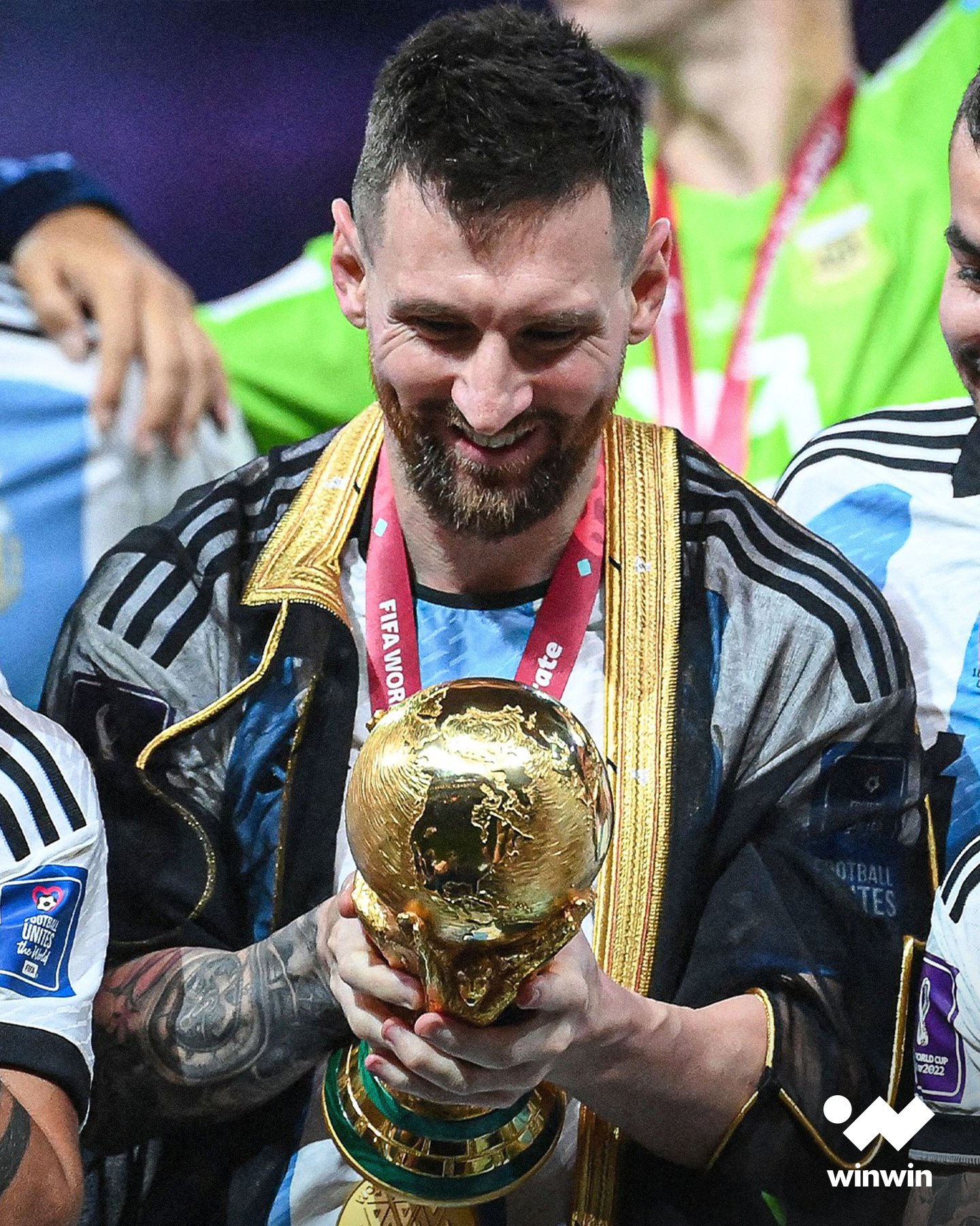 مرّت ثلاث سنوات منذ أن ابتسمت كرة القدم لـ ليونيل ميسي والأرجنتين. في نهائي خالد في قطر، رفع ميسي أخيرًا كأس العالم القطعة الأخيرة والحاسمة المفقودة في مسيرة استثنائية ومبهرة 