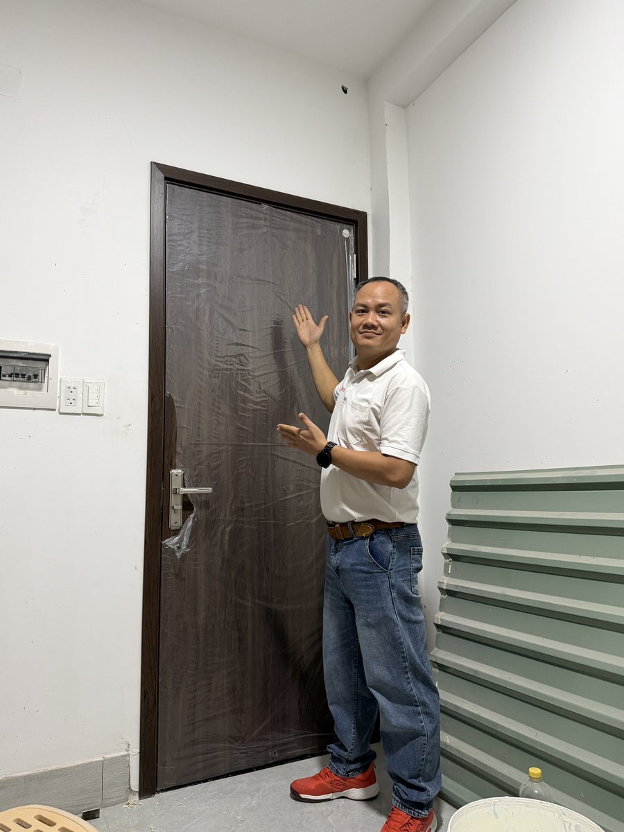 cuasaigon's tweet photo. Kiểm tra tiến độ lắp đặt Cửa cho căn hộ dịch vụ. Cửa nhựa composite làm cửa phòng ngủ, làm Cửa cho nhà vệ, cửa phòng tắm, cửa toilet WC
#lamsaigondoor #saigondoor #cuanhuacomposite #cuacomposite #cuanhavesinh #cuaphongtam #cuanhatam #cuatoilet #cuanhuagiago https://t.co/g3kpaGazTH