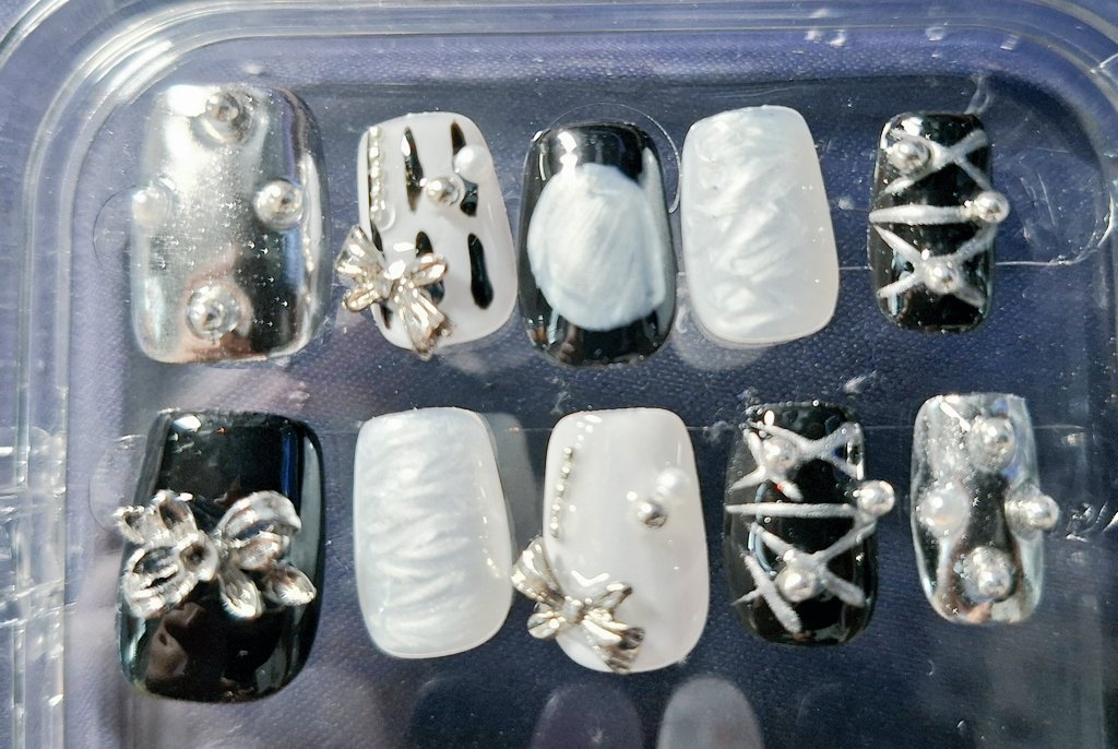 I have been so busy with work that I have not had time to prepare a cosplay for CF 😫 Since I'll be dressed as normie, Imma make sure my nails slay! 💅🏼

I'm torn between these 3 designs, so help me choose one for me to wear to CF. Lemme know in the comments 😘