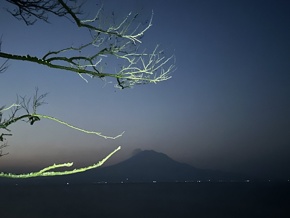 interwave12cub's tweet image. 遅ればせながら、こんにちは！
今朝、6時半の桜島と三日月🌙です。
朝ランして撮影したのに、今の時間の投稿になってしまいました(＞＜)

日本に訪れた外国人客が3,906万人になりましたね。12月を残して過去最多。
確かに周りに多くの外国人観光客を見るようになりました。…