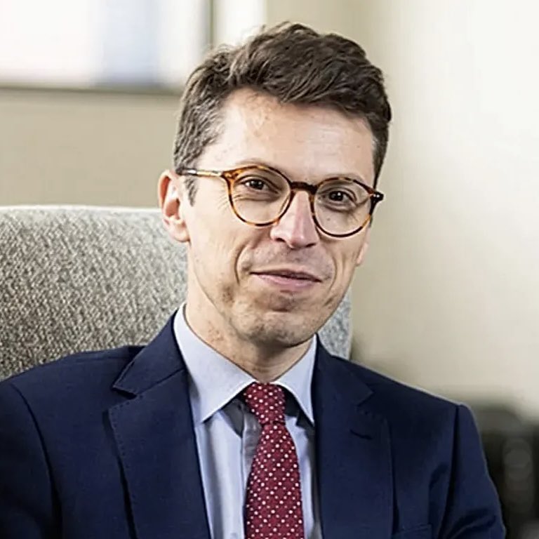 OperadorNuclear's tweet photo. Nuno Loureiro, profesor y director del Plasma Science and Fusion Center del MIT, ha sido asesinado, según han confirmado las autoridades estadounidenses. Tenía 47 años. Su muerte es una pérdida enorme para la comunidad científica internacional y para todos los que trabajaban en el ámbito de la fusión nuclear y la física de plasmas.

Quiero trasladar mi pésame más sincero a sus compañeros, a sus estudiantes y a sus colaboradores. Conozco personalmente a uno de ellos ya le expresado también mi cercanía en un momento tan difícil. Mi pensamiento está, también, con su familia.

Nuno Loureiro, nacido en Portugal, fue una figura clave de la física de plasmas a nivel mundial. Sus contribuciones en reconexión magnética, turbulencia y dinámica de plasmas fueron fundamentales tanto para la física teórica como para el avance de la fusión nuclear. Formado en Portugal y el Reino Unido, se incorporó al MIT en 2016 y asumió la dirección del PSFC en 2024. En 2025 recibió el Presidential Early Career Award for Scientists and Engineers, reconocimiento a una trayectoria científica de primer nivel.

La fusión nuclear pierde a uno de sus investigadores más sólidos y prometedores. La ciencia pierde una mente rigurosa y comprometida. Y quienes trabajaron con él pierden a alguien que dejó una huella profunda y duradera.

https://t.co/6gGZRjeMx0