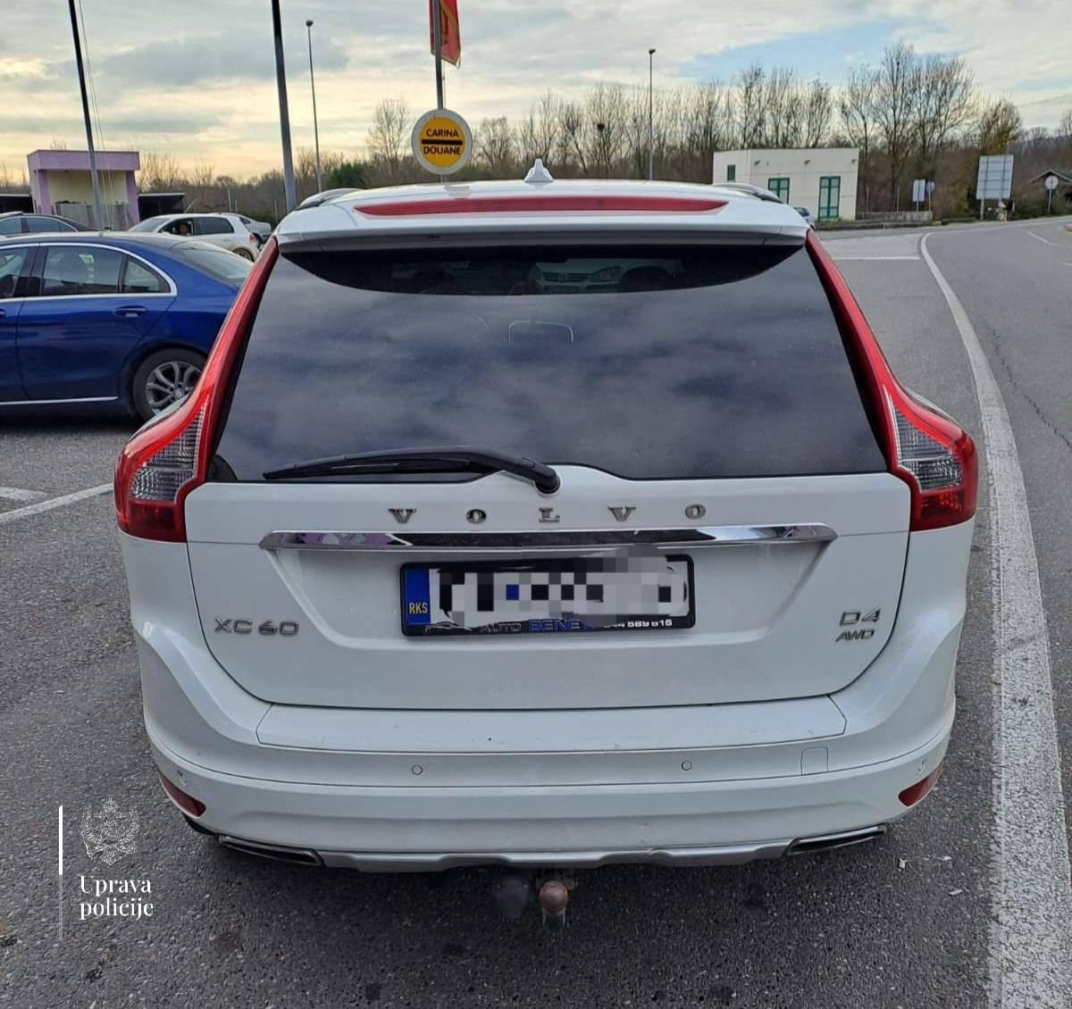 PolicijaCG's tweet image. 👮Službenici Stanice granične @PolicijaCG u #UL su na GP Sukobin kontrolisali vozača A.H. iz 🇽🇰 koji je upravljao vozilom marke Volvo. 

🔎Izvršenim provjerama je utvrđeno da se vozilo potražuje od strane NCB Interpola 🇸🇪 nakon čega je oduzeto i predato na dalji rad OB #UL.