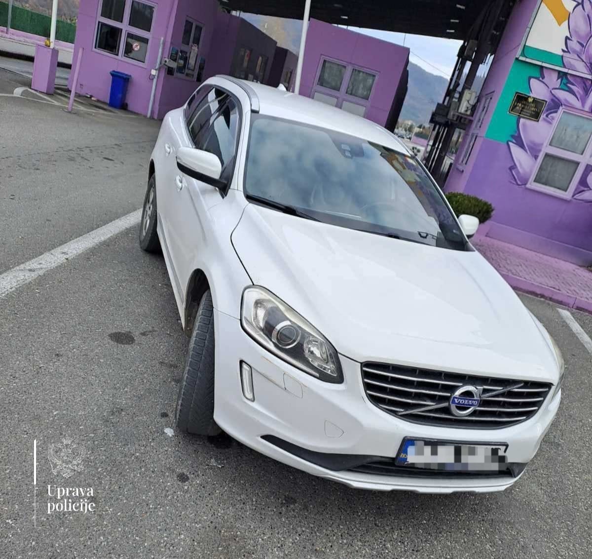 PolicijaCG's tweet image. 👮Službenici Stanice granične @PolicijaCG u #UL su na GP Sukobin kontrolisali vozača A.H. iz 🇽🇰 koji je upravljao vozilom marke Volvo. 

🔎Izvršenim provjerama je utvrđeno da se vozilo potražuje od strane NCB Interpola 🇸🇪 nakon čega je oduzeto i predato na dalji rad OB #UL.