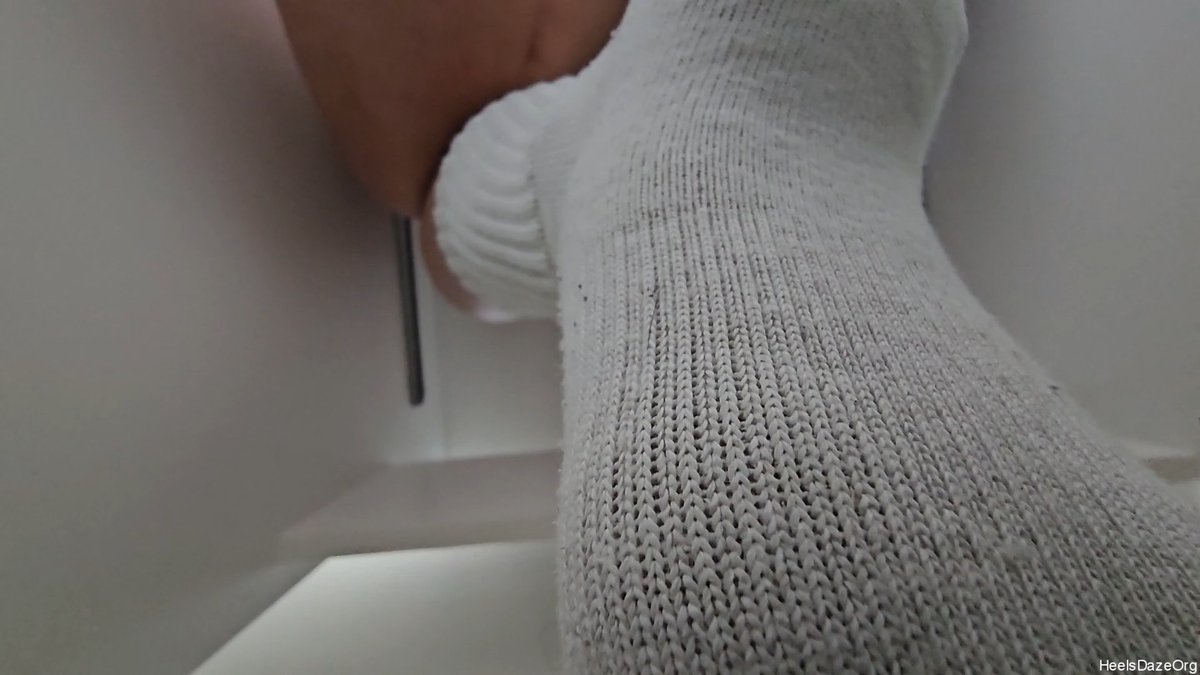 clips4sale.com/studio/150239/… #giantess #unawaregiantess #socks #sockaddict #pov #socksfetish #whitesocks #trampling #crush #crushfetish #giantessfetish #feetfetish #unaware #candid #candidcrush #unawarecrush #sockscrush #c4s #clips4sale #heelsdazeorg