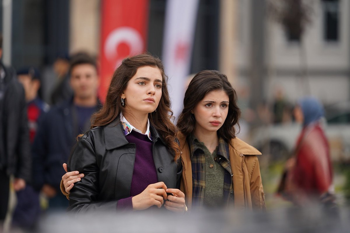 #TaşacakBuDeniz'in yeni bölüm özet ve kareleri 💥

Şerif, kendisinden boşanacak olursa Ballı cinayetini mahkemede Adil’in üstüne yıkmakla Esme’yi tehdit eder. Esme bu tehdide boyun eğmemeye ve susmamaya kararlıdır.

Oruç ise konağı patlattığı için Adil’i ihbar eder ve Adil