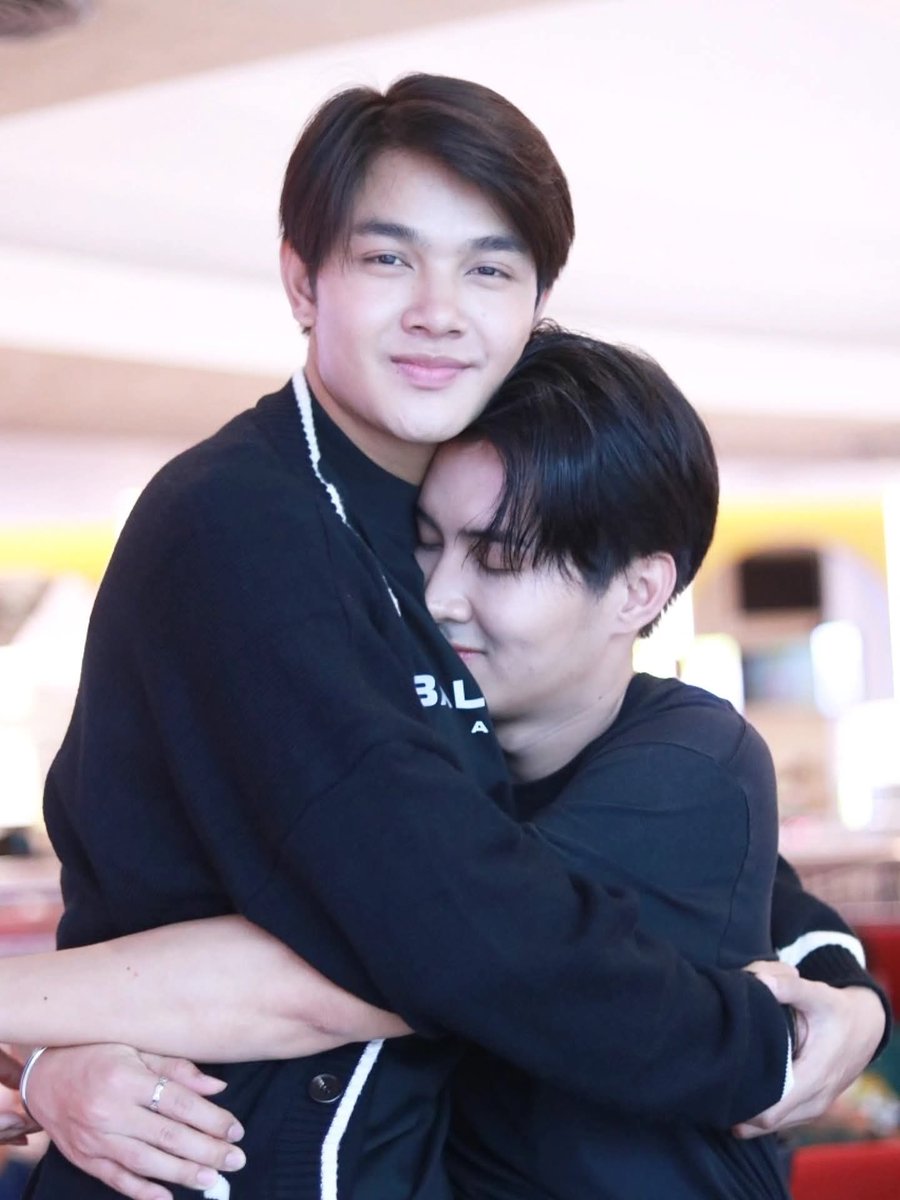 LengStamp's tweet photo. กอดแบบนี้…หัวใจใครจะอยู่ไหวครับ 🤍✨
#เล้งแสตมป์ #lengstamp #คู่จิ้นโอทอป https://t.co/4V2yk6L5Yc