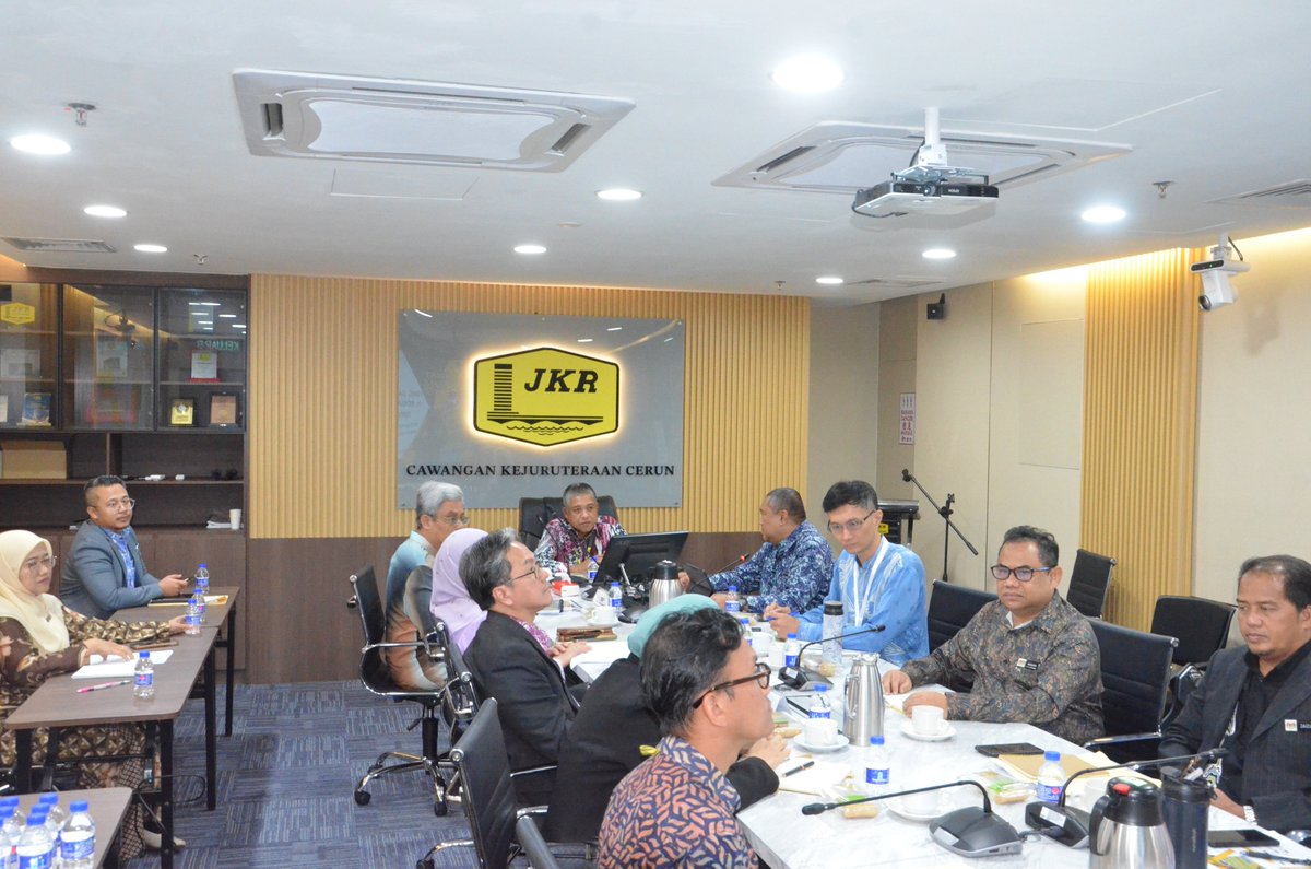 CerunJKR's tweet photo. SESI LIBAT URUS &amp; DIALOG KPKR bersama Cawangan Kejuruteraan Cerun telah diadakan sebagai platform perbincangan dua hala bagi bertukar pandangan, berkongsi maklumat serta membincangkan isu, cabaran dan penambahbaikan pelaksanaan tugas. https://t.co/5TUaOYA2rI