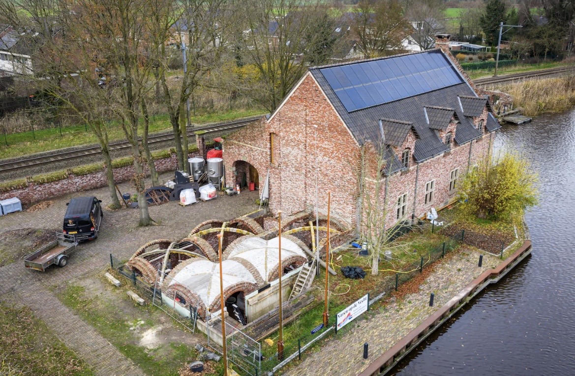 Gert and Carina Kelder are building a castle in Gramsbergen 🇳🇱 based on 1630 drawings.

Masons from across the Netherlands visit to watch techniques almost nobody masters anymore: vaulted ceilings, 55cm thick walls, Bentheimer sandstone window frames, hand-built arched brickwork.