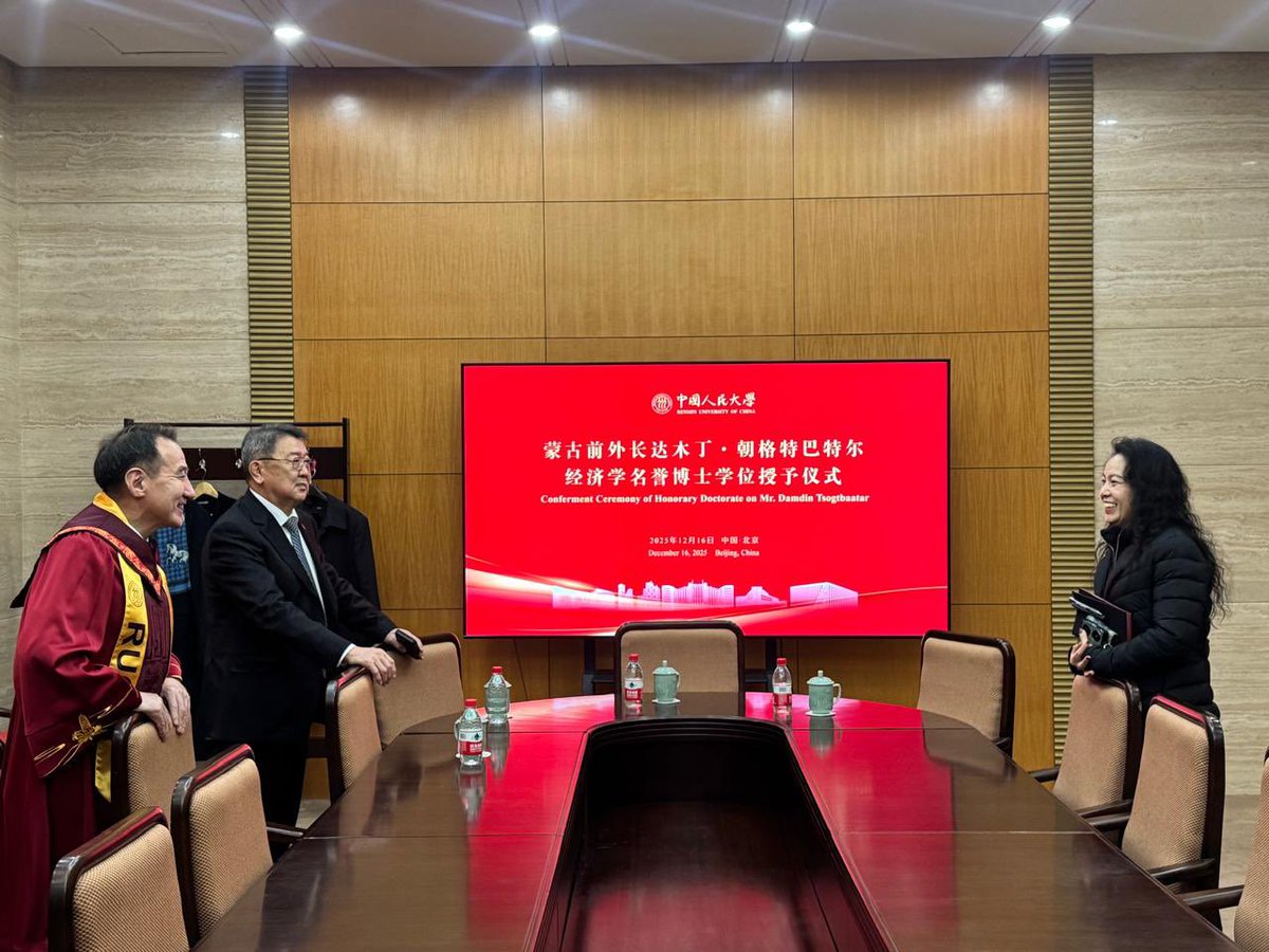 БНХАУ-ын Ардын их сургуулийн Хүндэт доктор болов. Тус их сургууль өмнөд хөршийн топ их сургуулиудын нэг бөгөөд хүмүүнлэгийн чиглэлийн судалгаа шинжилгээгээрээ тэргүүн зэргийн байр суурийг эзэлдэг. Мөн уг сургууль нь манай олон оюутныг эрдмийн эрчээр цэнэглэж, их амьдралынх гарааг