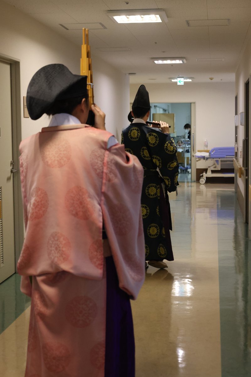 「訪問プログラム」11月27日 医療法人社団さくら会 高橋病院を訪問しました！
雅楽演奏家の〆野護元さん（龍笛）、八槻純子さん（笙）、國本淑恵さん（篳篥）が、病棟コンサートに加え、病室訪問では、病室から出ることが難しい患者さんにも、伝統的で美しい雅楽の音色をお届けくださいました。