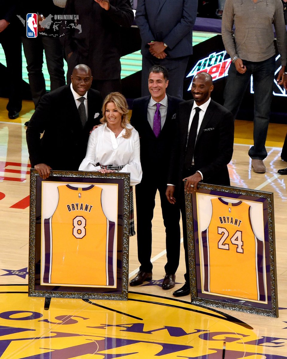 NBA_Indonesia's tweet image. Hari ini 8 tahun lalu, momen bersejarah Lakers resmi memensiunkan jersey Kobe Bryant. Nomor 8 dan 24 diabadikan selamanya. Mamba Forever 🐍🏀

#NBAOffCourt