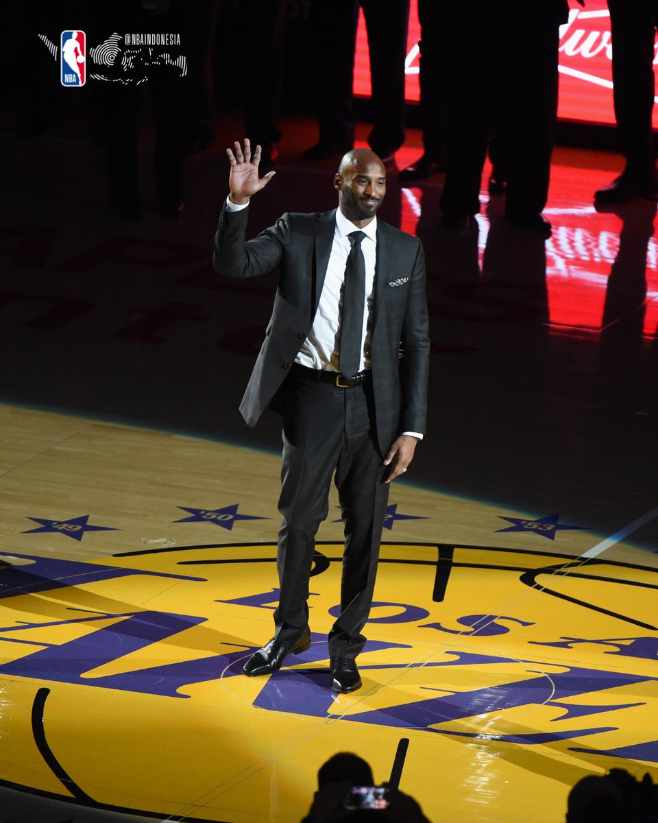 NBA_Indonesia's tweet image. Hari ini 8 tahun lalu, momen bersejarah Lakers resmi memensiunkan jersey Kobe Bryant. Nomor 8 dan 24 diabadikan selamanya. Mamba Forever 🐍🏀

#NBAOffCourt