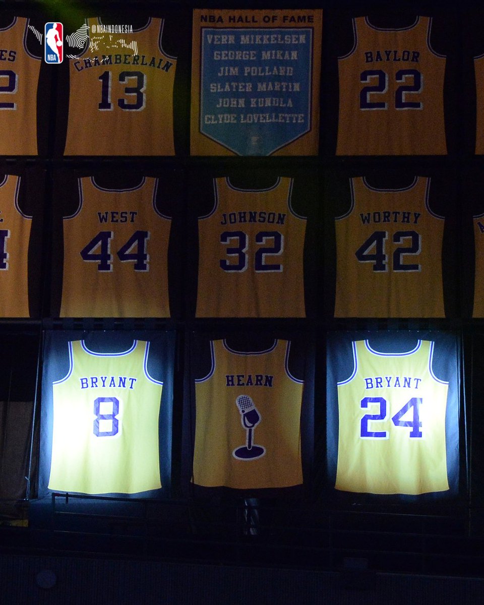 NBA_Indonesia's tweet image. Hari ini 8 tahun lalu, momen bersejarah Lakers resmi memensiunkan jersey Kobe Bryant. Nomor 8 dan 24 diabadikan selamanya. Mamba Forever 🐍🏀

#NBAOffCourt