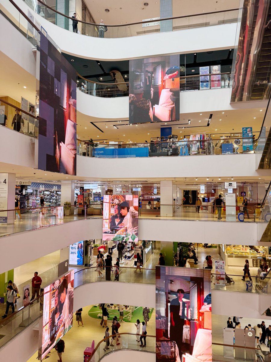 jackiejackrin's tweet photo. ใครว่างแวะมาดูจอที่ CentralwOrld ได้นะค้าบ มีถึงวันที่ 21 ธ.ค. 🥰 #Jackie_ไม่เป็นไรจริงๆ #JackieJackrin https://t.co/N9BCZah6NO
