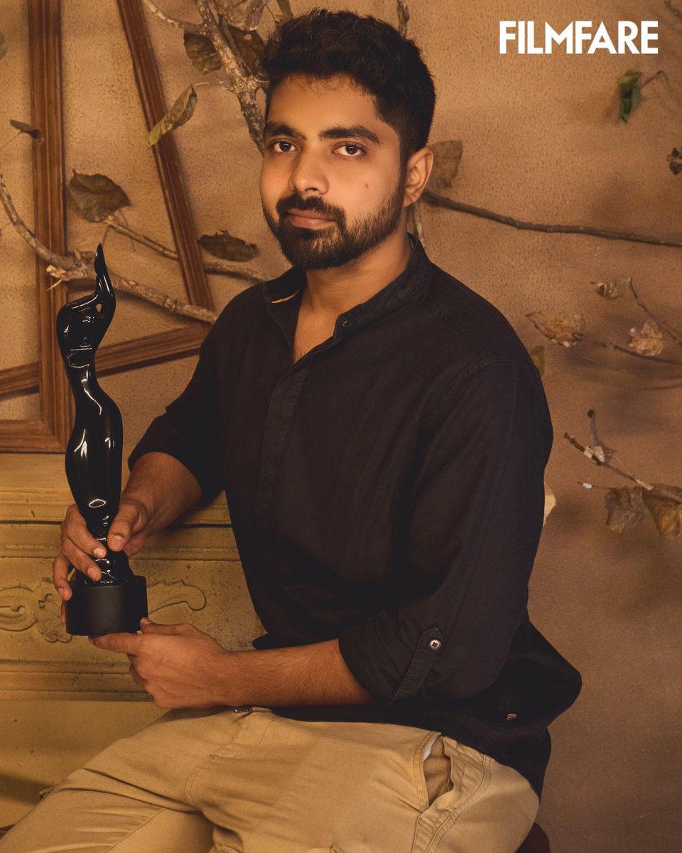 filmfare's tweet photo. #IsshaanGhosh beams with pride as he poses with the Black Lady after winning the Best Cinematographer (Web Original Film) for Stolen at the Filmfare OTT Awards 2025.

Co-powered by: @HyundaiIndia  & @bpftindia 

Associate Partners:
@InfoAnnalaxmi 
@amanteIndia 

#FilmfareOTTAwards2025
#FilmfareOTTAwards
#FilmfareAwards
#Filmfare