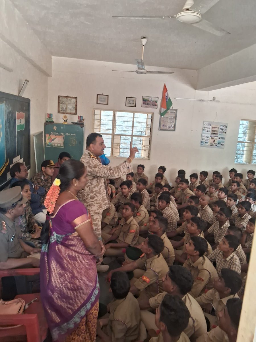 nccgpkur1's tweet photo. Group Commander of NCC Group HQ Col. Alok Tripathy, Captain Bhumanyu Arun Offg OC of 1(A) Med Coy NCC, Kurnool accompained by Lt Col Sripriya NCC, Kurnool visited Municipal H.S School. The presence of Group Commander uplifted the commitment &amp; Energy of every NCC cadet. https://t.co/SZ5CWJqXdV