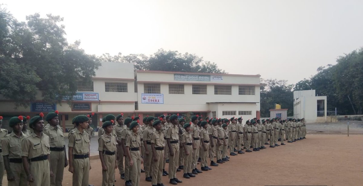 nccgpkur1's tweet photo. Group Commander of NCC Group HQ Col. Alok Tripathy, Captain Bhumanyu Arun Offg OC of 1(A) Med Coy NCC, Kurnool accompained by Lt Col Sripriya NCC, Kurnool visited Municipal H.S School. The presence of Group Commander uplifted the commitment &amp; Energy of every NCC cadet. https://t.co/SZ5CWJqXdV