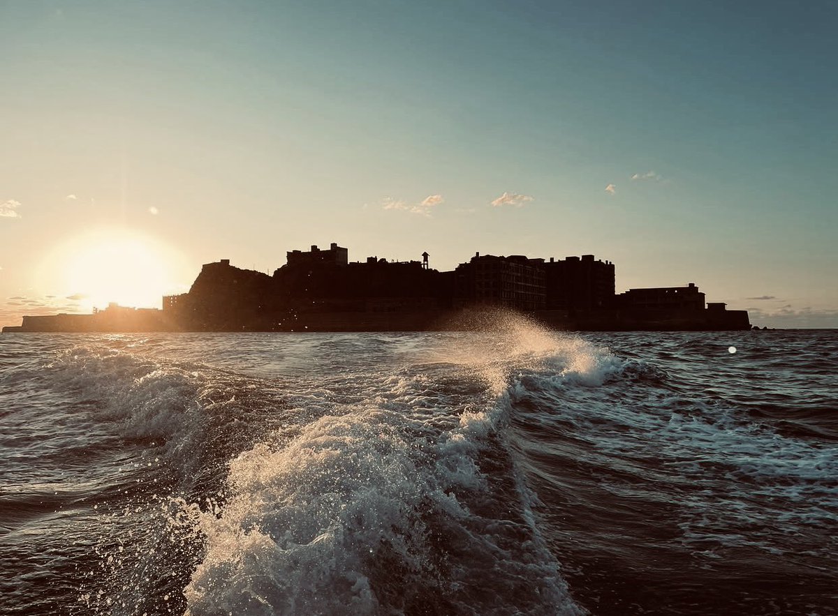 【夕暮れの軍艦島】
⁡
冬の季節になってくると午後便のツアーでは夕日に染まる軍艦島を見ることができます。
季節ごとに違う景色を見せてくれる軍艦島。明日の乗船もお待ちしております！

#軍艦島 #端島 #長崎 #世界遺産 #軍艦島デジタルミュージアム #軍艦島コンシェルジュ #旅行 #長崎観光