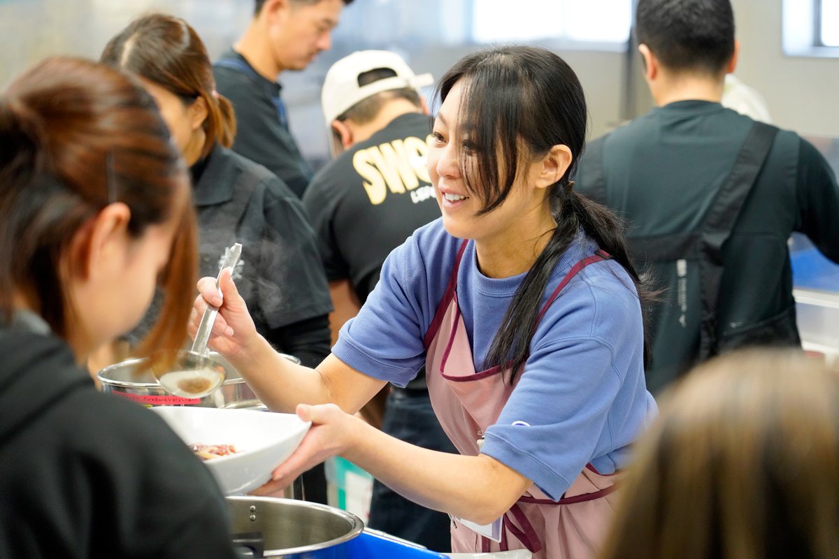 本日はうどん学校の4日目！
今回の模擬店のメニューは紅白の麺のうどんと天ぷらのセットで「かけ」と「ぶっかけ」が選べます😊

模擬店は実際に店舗を持った時の雰囲気を体験できる実習だと思います✨

麺学校のオープンキャンパスも開催しております！
HPをご確認ください✨
yamatomfg.com/yamato-noodle-…