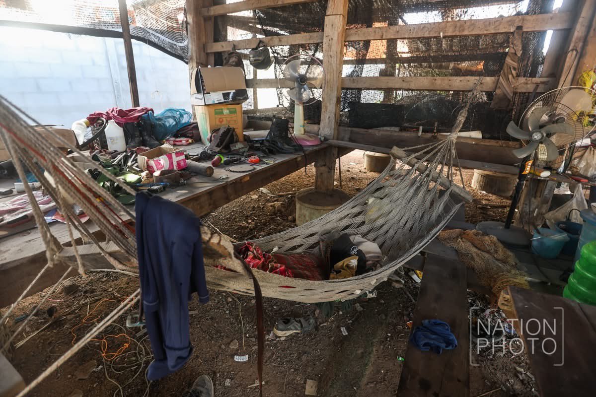 #พลทหารภานุพัฒน์ หรือ วุ่น อายุ 21 ปี ฝันอยากเรียนต่อ อยากเป็นทหาร อยากส่งน้องเรียน อยากสร้างบ้านใหม่ให้แม่-น้องสาว จึงสมัครพลทหารออนไลน์ ก่อนพลีชีพ #เนิน350  รองเท้าคอมแบทคู่ใจและเปลที่ใช้นอนเป็นประจำยังคงอยู่ในสภาพเดิมเหมือนวันสุดท้ายที่เขากลับเข้าสู่แนวรบอีกครั้ง🥺#ทหารกล้า