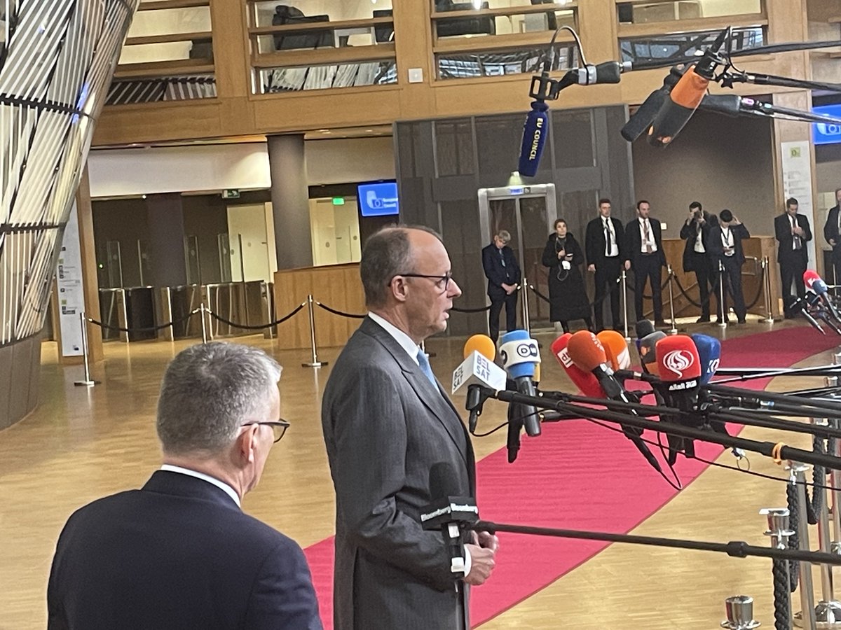 LinkAlbert's tweet image. Spricht betont ruhig, wirkt aber angespannt und beantwortet keine Reporterfragen: Bundeskanzler Friedrich Merz beim Auftakt des EU-Gipfels in Brüssel #Ukraine #Euco