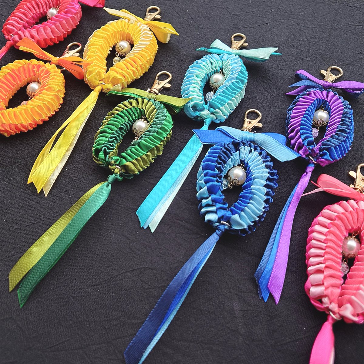 お久しぶりの花日和です！
ここ数日はリボンレイに没頭してました

あとちょこっとお知らせなのですが、年始よりminneにてネット販売を始めます！作品を載せたらこちらにもアップしますのでよろしくお願いします🌸