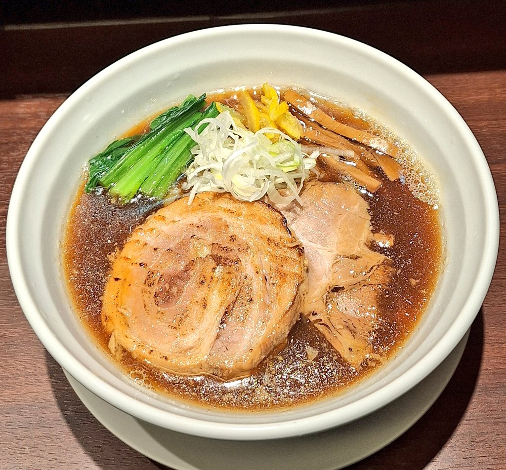 sakurai9070's tweet photo. 千葉県松戸市上本郷3386

ら〜麺 瑞藤(みづふじ)

醤油🟥ら〜麺 ＴＰ🟡柚子

魚介の旨味強めのSOUP
2週間ぶりに会うCharisma店主
最強のマインド charismax
2週間前も旨かったけど
常識壊してゆく charismax
チャーシューも超舌美味😋
ご馳走様でした🙏
#カリスマックス
#松戸市 #喜多松戸 #ら～麺瑞藤 https://t.co/lUM3FNGPnd