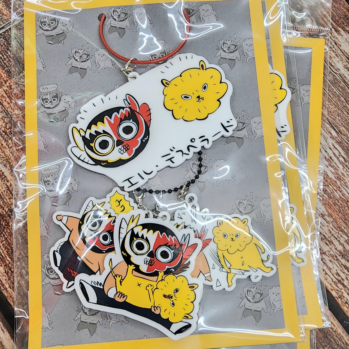 よろしくお願いします 少し大きめで透明じゃないアクキーは存在感増し