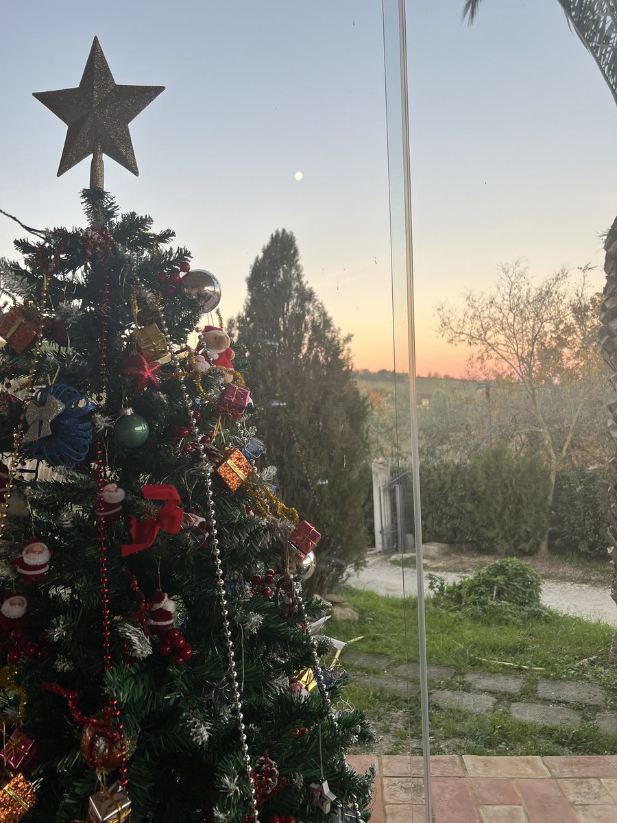 December :)
 การบ้านชิ้นสุดท้าย(ไม่มีกำหนดส่ง)
“จงหาความสุขในแต่ละวันให้เจอ
แม้มันจะไม่เยอะก็ตาม อย่ารอที่จะมีความสุข
แค่วันพรุ่งนี้…เพราะวันพรุ่งนี้ไม่มีอยู่จริง”